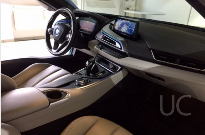 подержанный авто BMW i8 2015 года