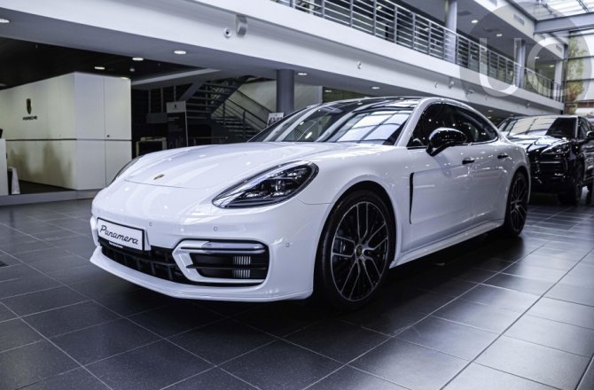 подержанный авто Porsche Panamera 2020 года