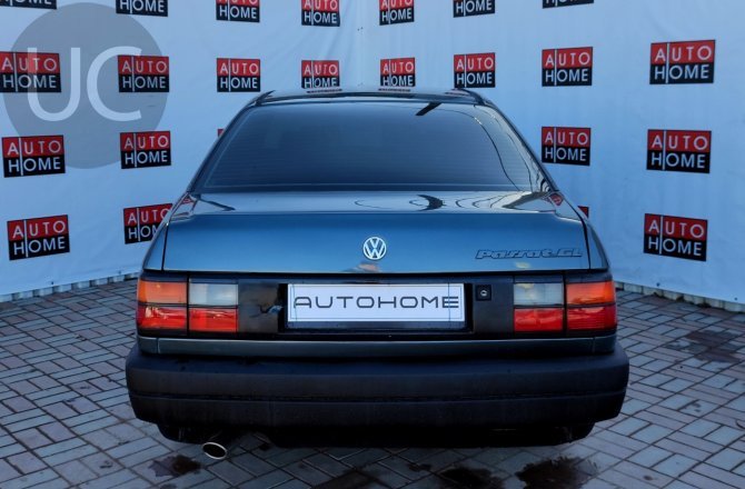 купить б/у автомобиль Volkswagen Passat 1989 года