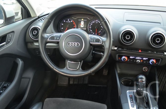 подержанный авто Audi A3 2015 года