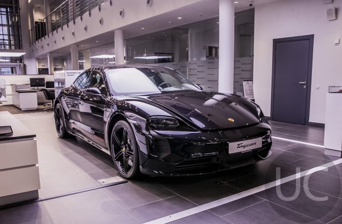 подержанный авто Porsche Taycan 2021 года