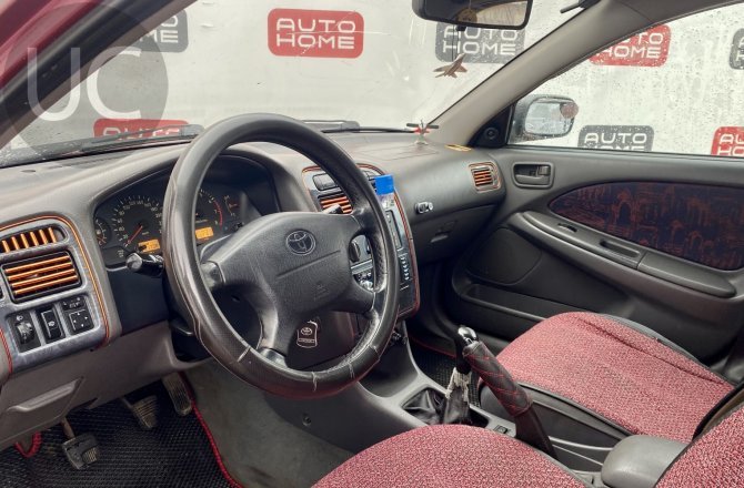 подержанный авто Toyota Avensis 1999 года
