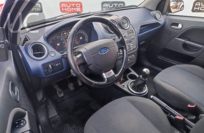 купить б/у автомобиль Ford Fiesta 2006 года