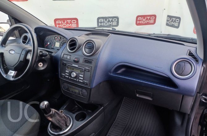 подержанный авто Ford Fiesta 2006 года
