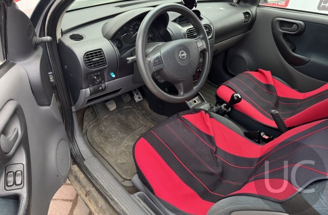 подержанный авто Opel Corsa 2000 года