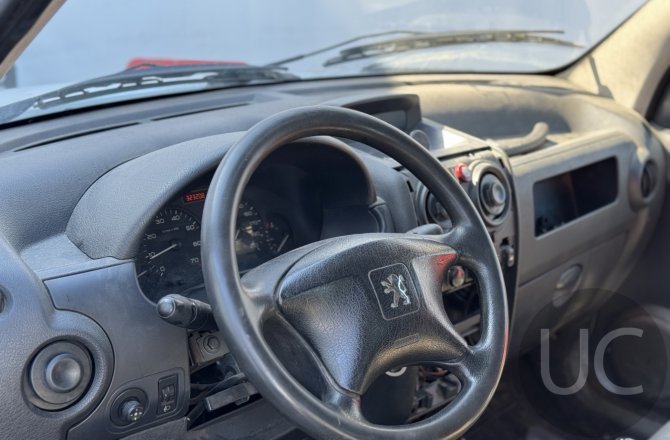 подержанный авто Peugeot Partner 2008 года
