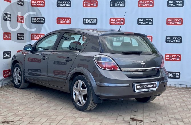подержанный авто Opel Astra 2010 года