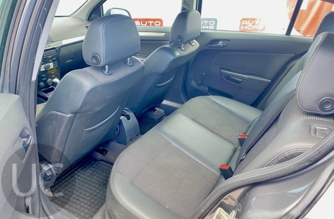 купить б/у автомобиль Opel Astra 2010 года