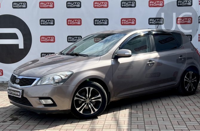 подержанный авто Kia Ceed 2010 года