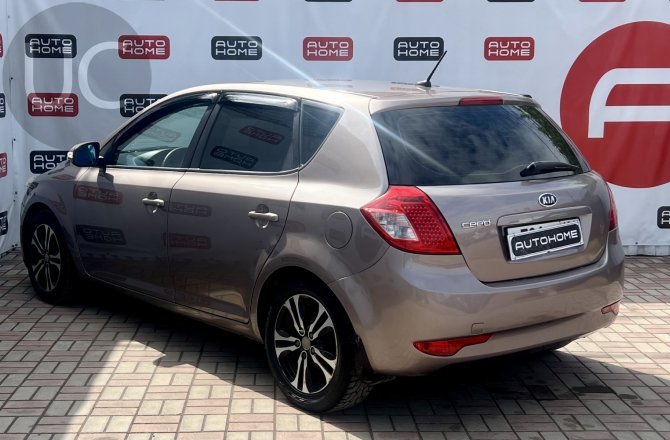 купить б/у автомобиль Kia Ceed 2010 года