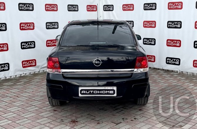 купить б/у автомобиль Opel Astra 2011 года