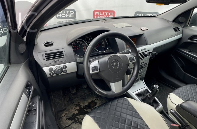 подержанный авто Opel Astra 2011 года