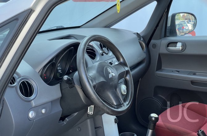 подержанный авто Mitsubishi Colt 2004 года