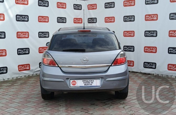 купить б/у автомобиль Opel Astra 2010 года