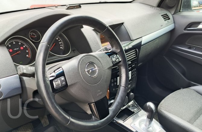 подержанный авто Opel Astra 2010 года
