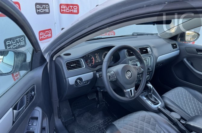 подержанный авто Volkswagen Jetta 2013 года