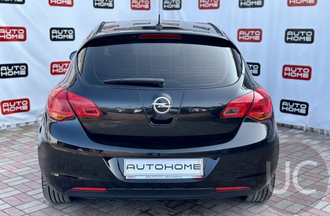 купить б/у автомобиль Opel Astra 2011 года