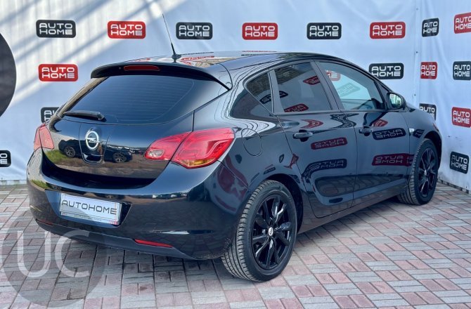подержанный авто Opel Astra 2011 года