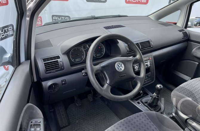 подержанный авто Volkswagen Sharan 2003 года