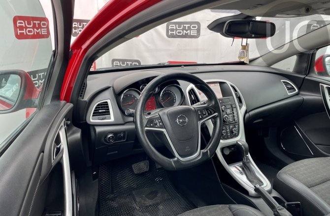 подержанный авто Opel Astra 2012 года