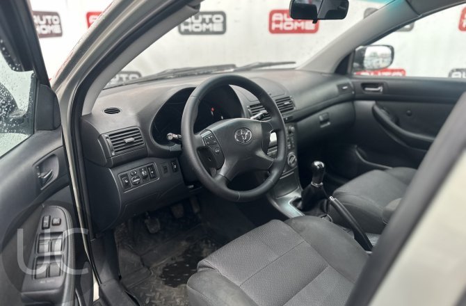 подержанный авто Toyota Avensis 2008 года