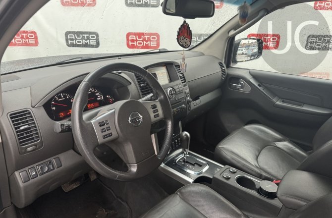 подержанный авто Nissan Pathfinder 2011 года