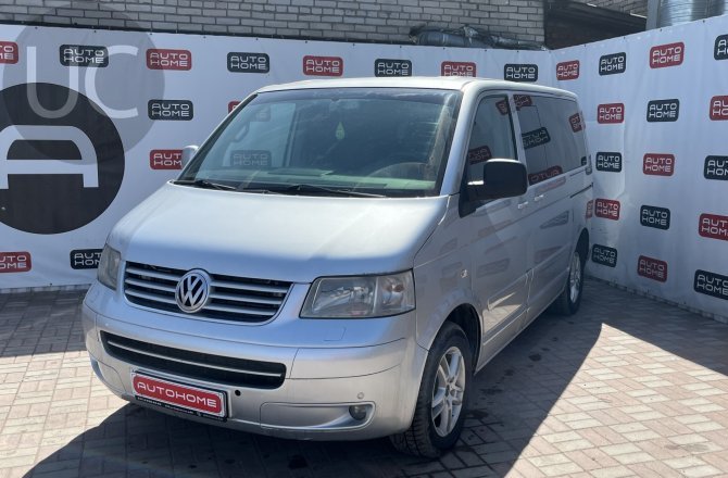 подержанный авто Volkswagen Multivan 2009 года