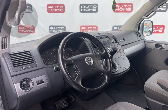 подержанный авто Volkswagen Multivan 2009 года