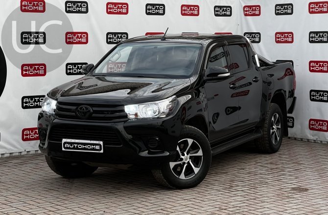подержанный авто Toyota Hilux 2015 года
