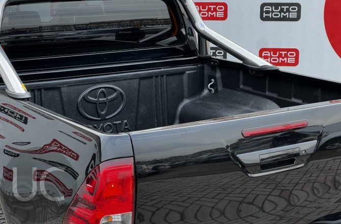 подержанный авто Toyota Hilux 2015 года