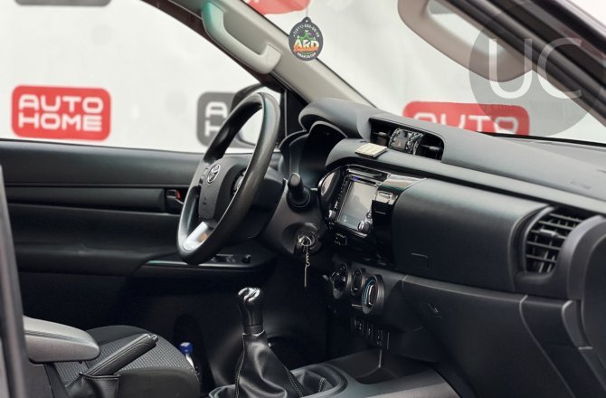 купить б/у автомобиль Toyota Hilux 2015 года