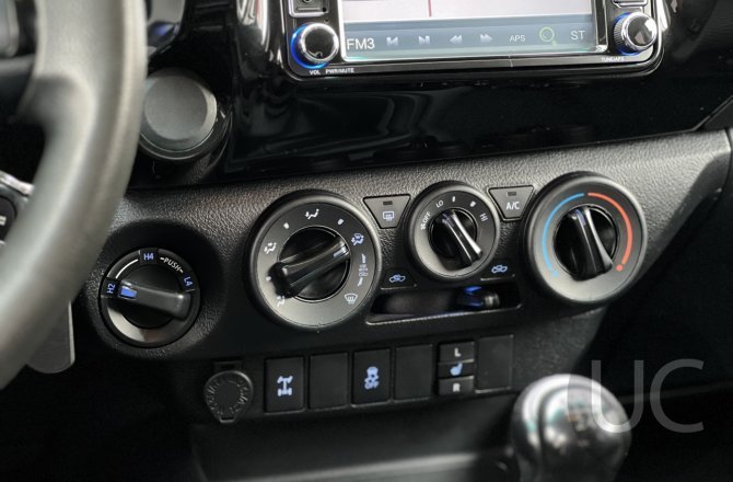 подержанный авто Toyota Hilux 2015 года