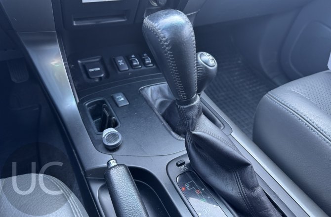 подержанный авто Toyota Land Cruiser Prado 2004 года