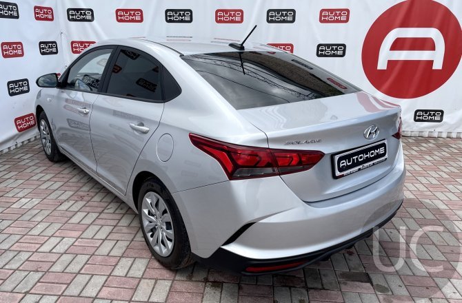 подержанный авто Hyundai Solaris 2021 года