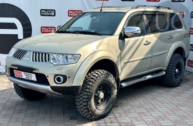 подержанный авто Mitsubishi Pajero Sport 2011 года