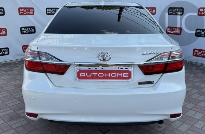 купить б/у автомобиль Toyota Camry 2018 года