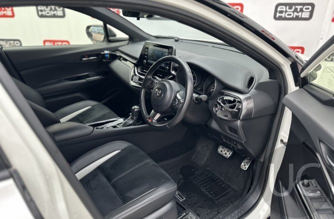 купить б/у автомобиль Toyota C-HR 2020 года