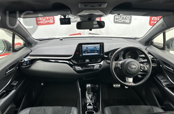 подержанный авто Toyota C-HR 2020 года