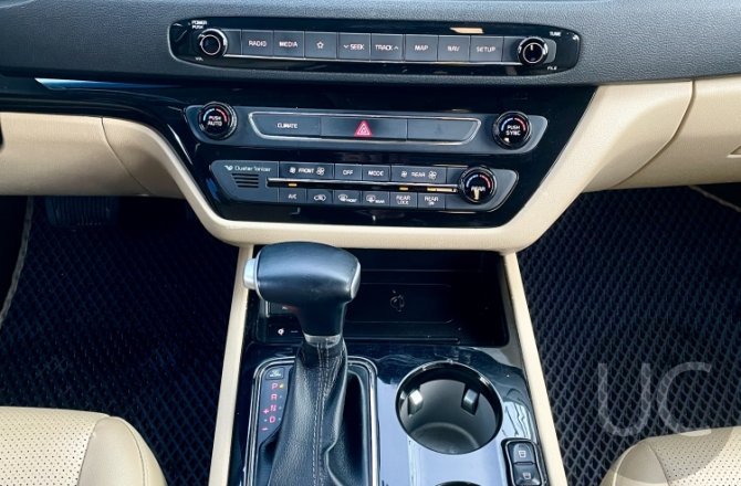 подержанный авто Kia Carnival 2019 года