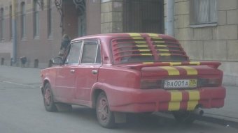 Брутальный тюнинг автомобиля ВАЗ LADA в красных тонах