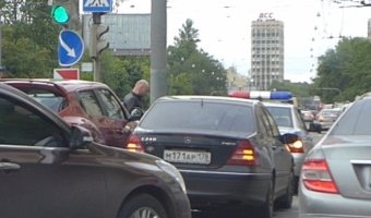 Торопливые водители на Лесном проспекте навалились друг на друга своими автомобилями