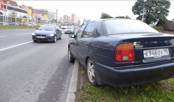 Легковой Suzuki Baleno по непонятной причине вылетел на разделительный газон Выборгского шоссе 
