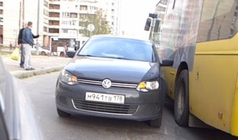 Маршрутка и Volkswagen Polo навалились друг на друга в рукаве на улице Жени Егоровой 