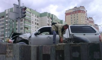 На улице Савушкина пикап Mazda врезался в ограждение подземного пешеходного перехода. 