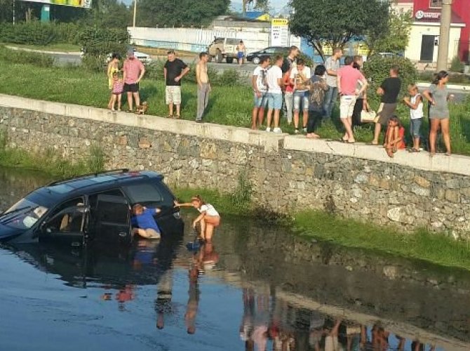 Автомобиль упал в воду