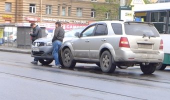 ДТП на проспекте на выезде с парковки у гипермаркета Светлановский на трамвайных путях 