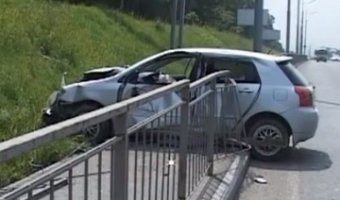 ДТП в Владивостоке - легковой автомобиль вылетел с трассы и проломил ограждение