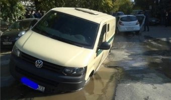 Инкассаторский бронированный Volkswagen провалился в яму в городе Ульяновск