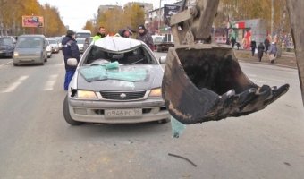 Праворульная Тойота врезалась в ковш экскаватора в Екатеринбурге