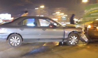 В Петербурге сильно затонированый Mazda 3 вылетел на перекресток и срубил правый передний угол кузова автомобиля Ford 